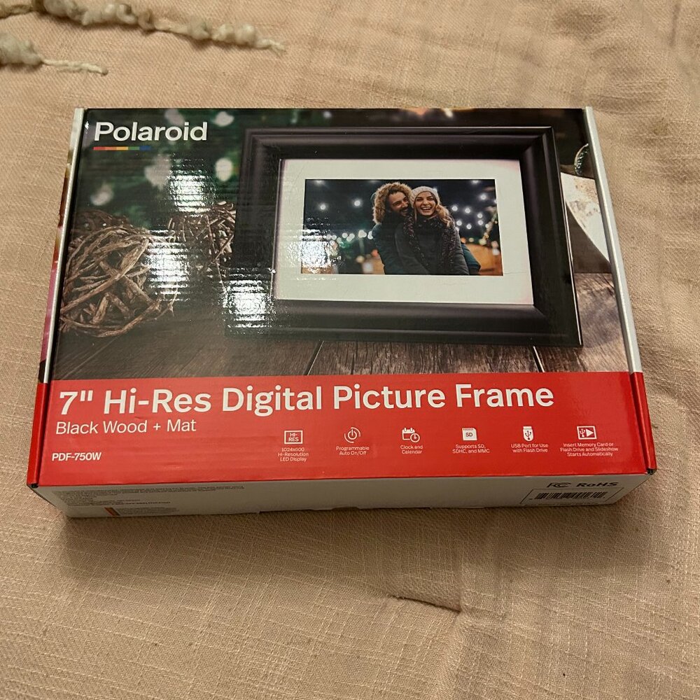 Polariod 7" Hi-Res Digital Picture Frame NWT with Black Wood Frame